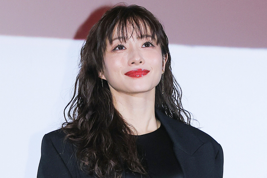 石原さとみさんのゆるウェーブヘア