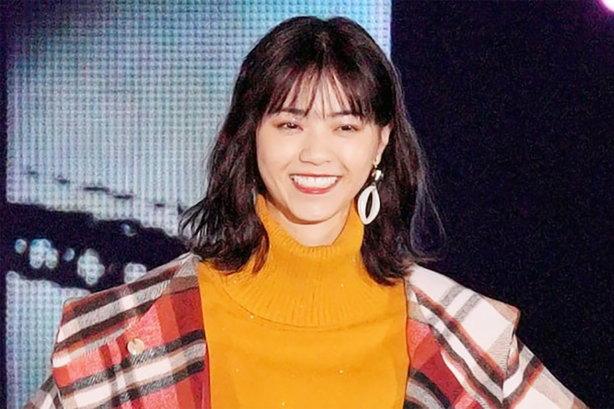 西野七瀬さんのくびれ外ハネパーマヘア